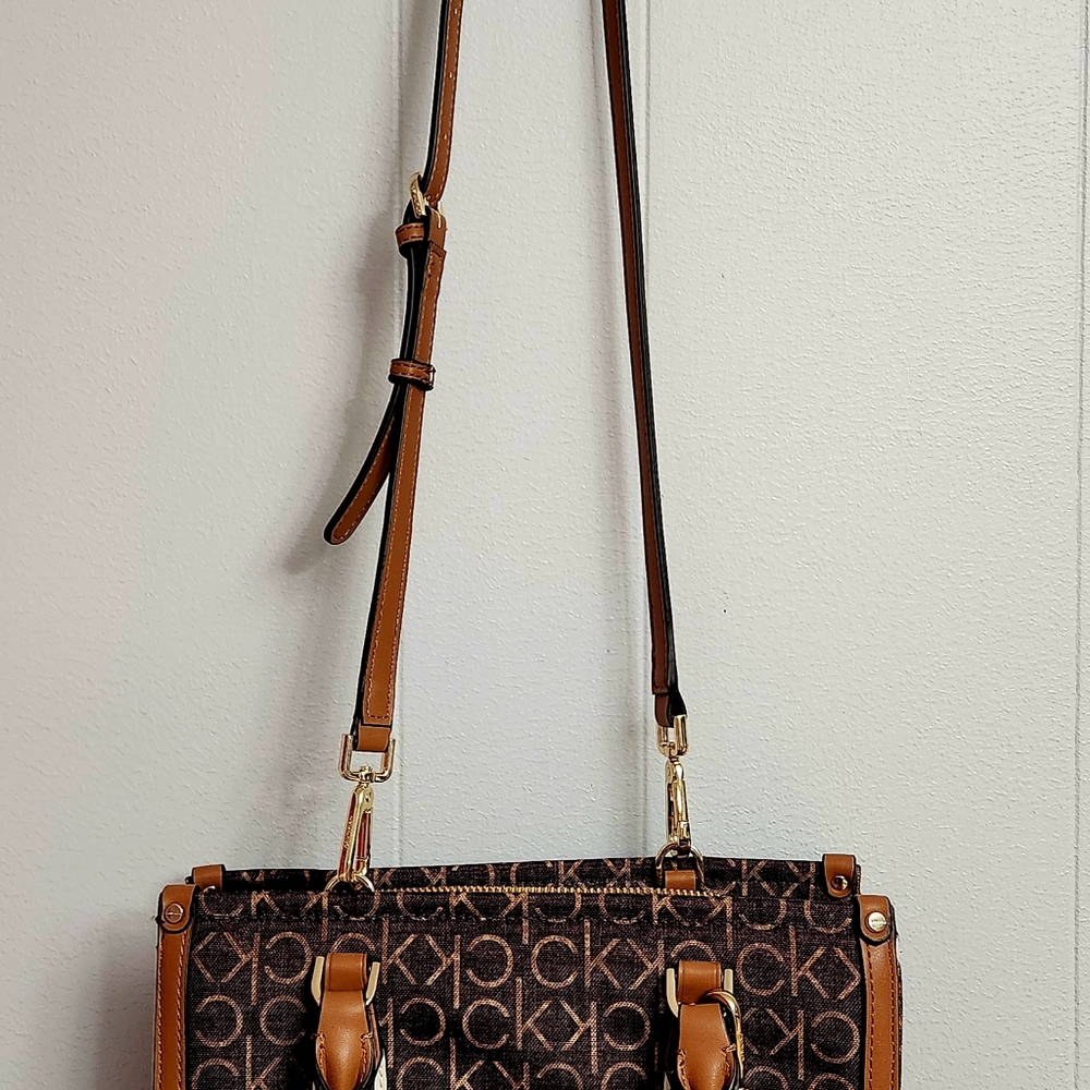 Calvin klein Beckah logo print crossbody tote bag in brown - Picture 9 of 10